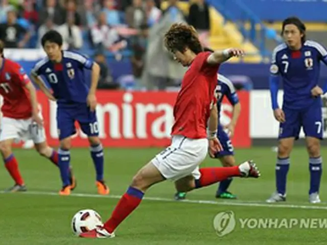 シュートを放つ奇誠庸＝25日、ドーハ（聯合ニュース）