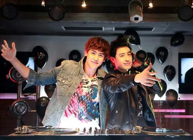 「2PM」のニックン（左）と台湾歌手ウィルバー・パン（右）