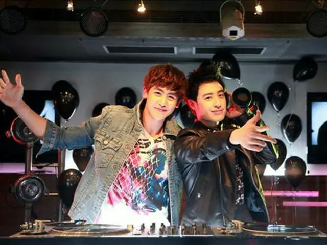 「2PM」のニックン（左）と台湾歌手ウィルバー・パン（右）