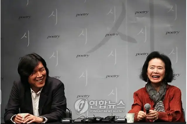 「ポエトリー」のイ・チャンドン監督（左）と主演のユン・ジョンヒ＝（聯合ニュース）