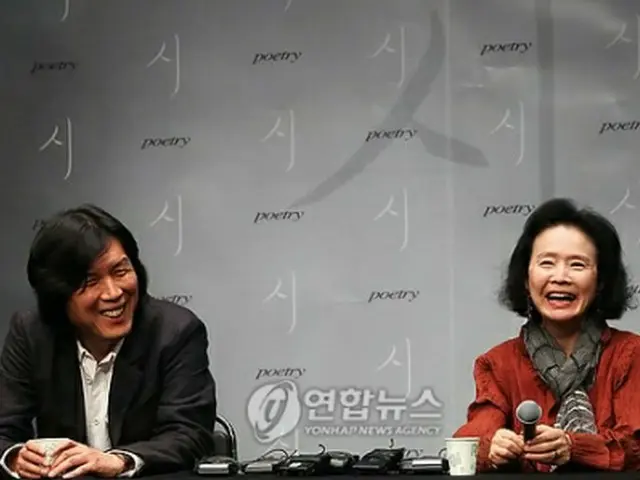 「ポエトリー」のイ・チャンドン監督（左）と主演のユン・ジョンヒ＝（聯合ニュース）