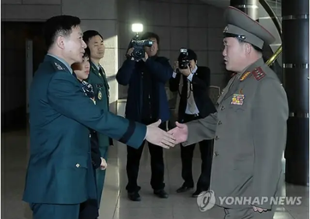 握手を交わす南北代表（国防部提供）＝９日、ソウル（聯合ニュース）