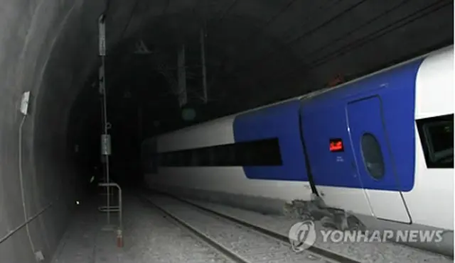 11日に脱線した韓国高速鉄道（KTX）＝（聯合ニュース）