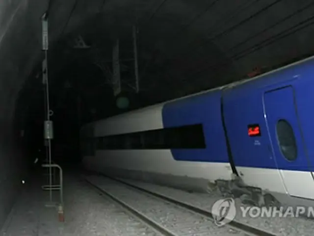11日に脱線した韓国高速鉄道（KTX）＝（聯合ニュース）
