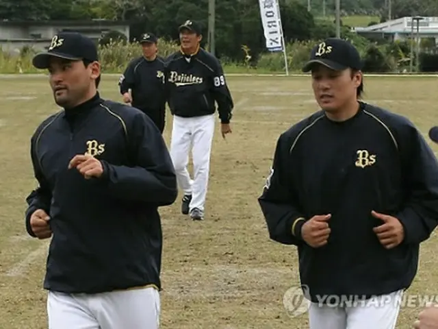 朴賛浩（左）と李承ヨプ（資料写真）＝（聯合ニュース）