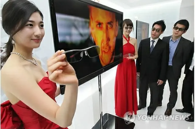 スマートテレビとともにＬＧ電子が看板製品に挙げる「シネマ３Ｄテレビ」＝（１６日、聯合ニュース）