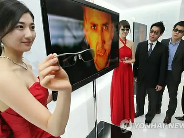 スマートテレビとともにＬＧ電子が看板製品に挙げる「シネマ３Ｄテレビ」＝（１６日、聯合ニュース）