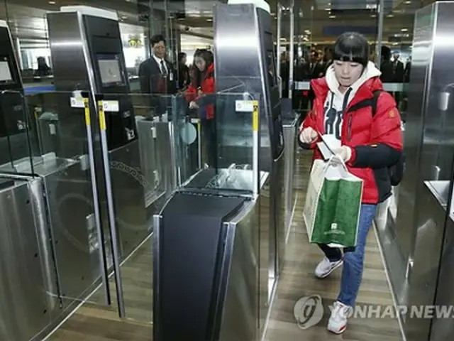 仁川空港に設置されている出入国審査の自動ゲート（資料写真）＝（聯合ニュース）
