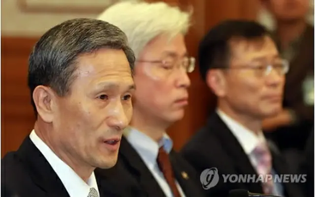 会議で発言する金寛鎮長官（左端）＝９日、ソウル（聯合ニュース）