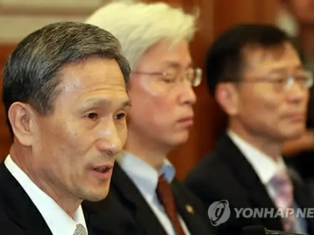 会議で発言する金寛鎮長官（左端）＝９日、ソウル（聯合ニュース）