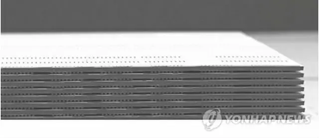 ４０ナノクラス２ギガバイトＤＤＲ３　ＤＲＡＭ８段積層の１６ギガバイトＤＲＡＭ（ハイニックス半導体提供）＝９日、ソウル（聯合ニュース）