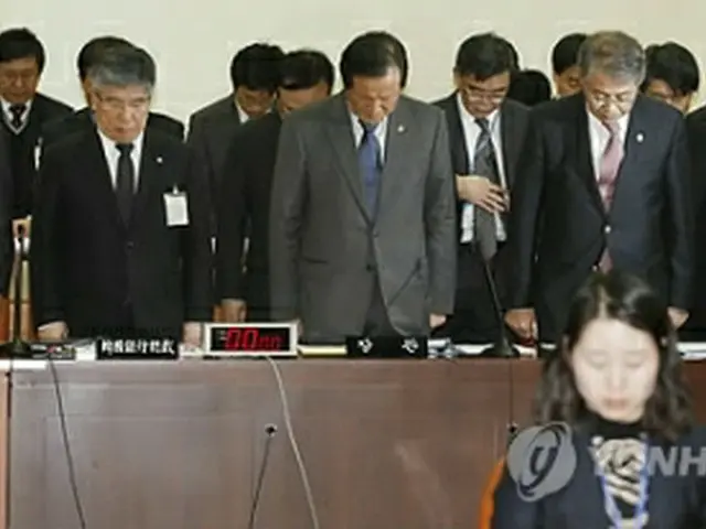 国内対策点検のため開かれた国会企画財政委員会全体会議では、東日本大震災犠牲者に黙とうがささげられた＝１４日、ソウル（聯合ニュース）