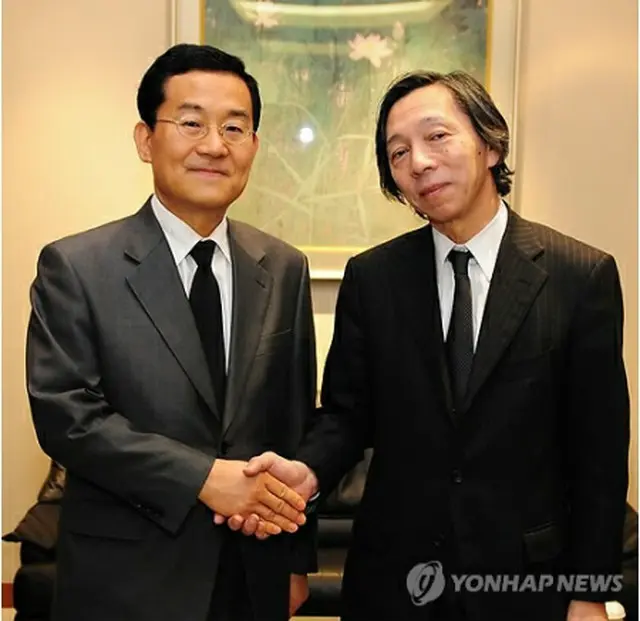 握手を交わす武藤大使（右）と高ハンナラ党国際委員長＝14日、ソウル（聯合ニュース）
