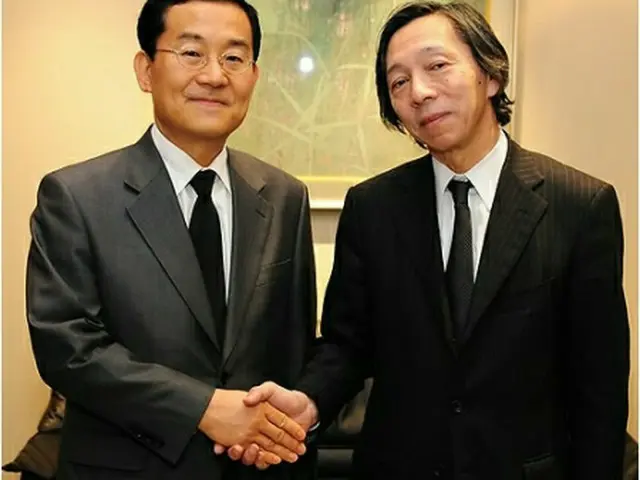 握手を交わす武藤大使（右）と高ハンナラ党国際委員長＝14日、ソウル（聯合ニュース）