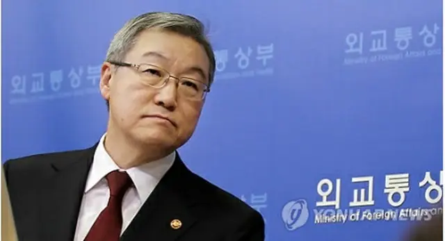 会見する金長官＝17日、ソウル（聯合ニュース）