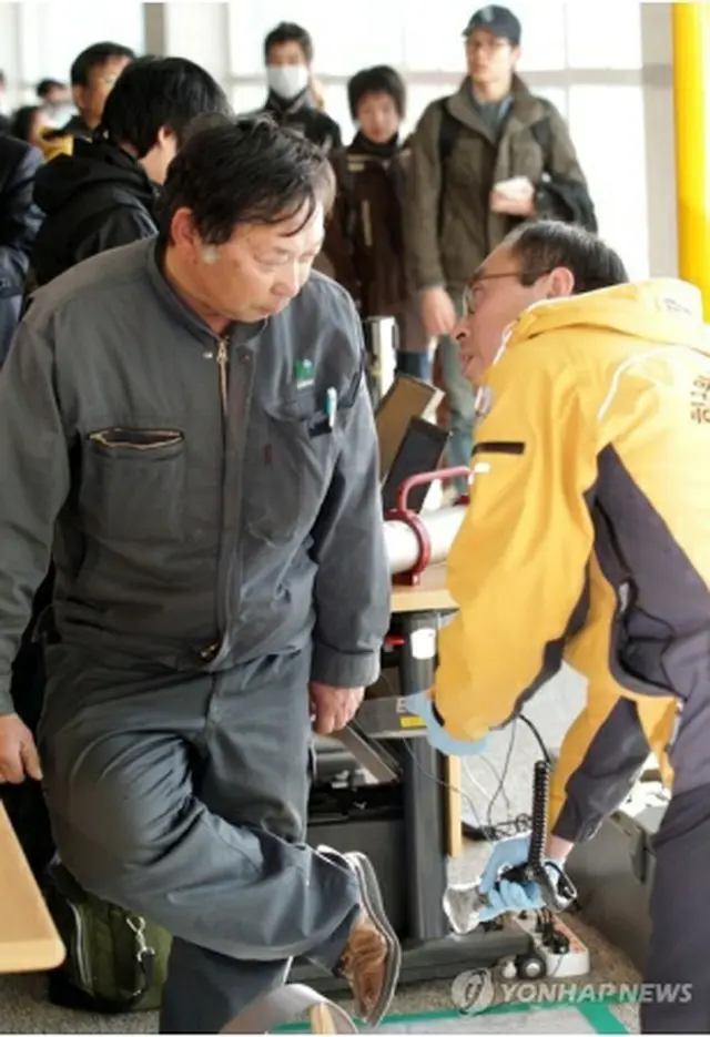 精密検査を受ける男性。上着と履き物を処分後、数値は基準値内に下がった＝１７日、永宗島（聯合ニュース）