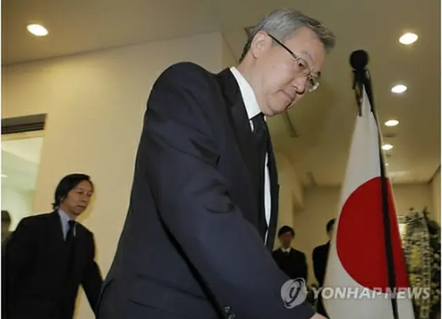 日本大使館を訪れ、犠牲者に哀悼の意を表する金長官１８日、ソウル（聯合ニュース）