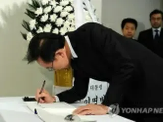 韓国大統領初の日本大使館訪問、震災被害者を哀悼