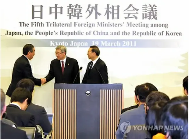 金長官（中央）と松本外相（左）、楊外相（右）による会見（外交通商部提供）＝１９日、ソウル（聯合ニュース）