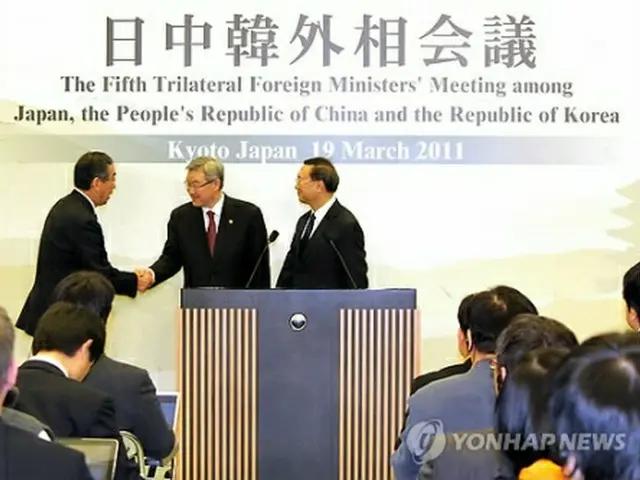 金長官（中央）と松本外相（左）、楊外相（右）による会見（外交通商部提供）＝１９日、ソウル（聯合ニュース）