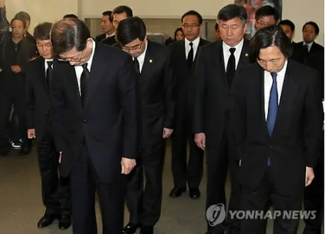 在韓日本大使館を訪問し、黙とうする金滉植首相（左）＝ソウル、21日（聯合ニュース）