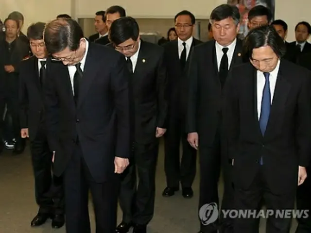 在韓日本大使館を訪問し、黙とうする金滉植首相（左）＝ソウル、21日（聯合ニュース）