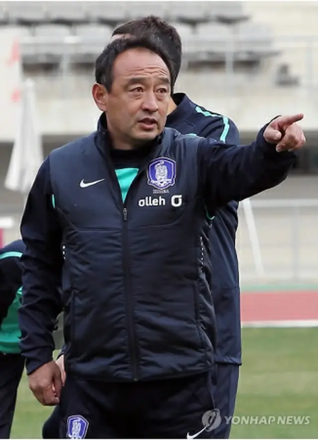 蔚山での合宿練習で選手を指導する池田コーチ＝22日、蔚山（聯合ニュース）