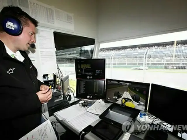 ２５日にオーストラリアで開催されたＦ１大会でＬＧ電子が供給したモニターで中継しているスタッフ＝（聯合ニュース）