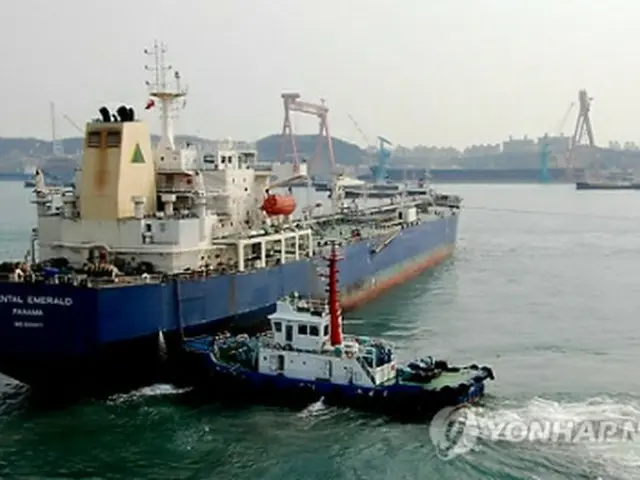 日本に支援するガソリン２６万バレルを積載し、出港したタンカー＝２９日、蔚山（聯合ニュース）