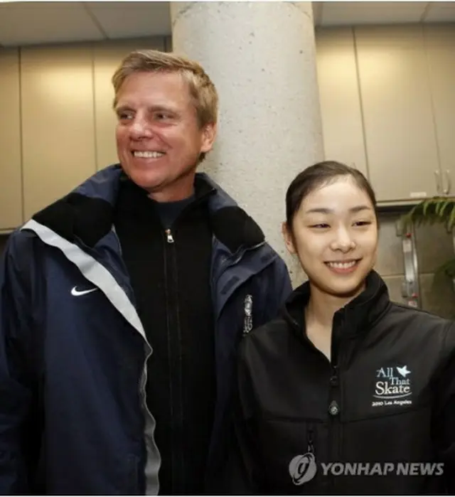 オプガード氏（左）と金妍児＝（聯合ニュース）