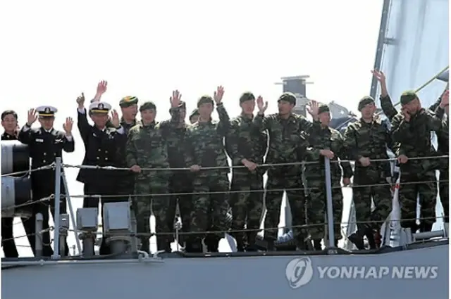 ソマリア海域に向かう清海部隊＝５日、釜山（聯合ニュース）