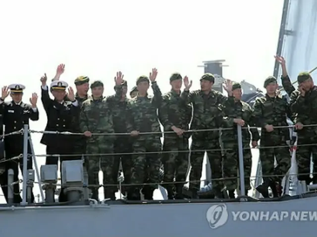 ソマリア海域に向かう清海部隊＝５日、釜山（聯合ニュース）