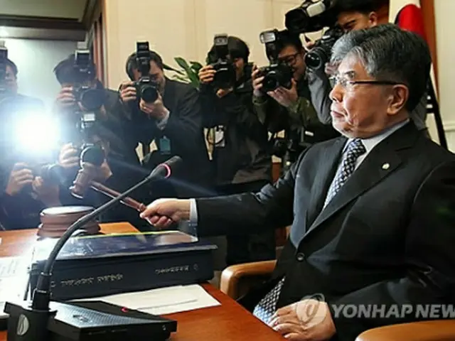韓国銀行の金融通貨委員会の開会を宣言する金仲秀総裁＝１２日、ソウル（聯合ニュース）