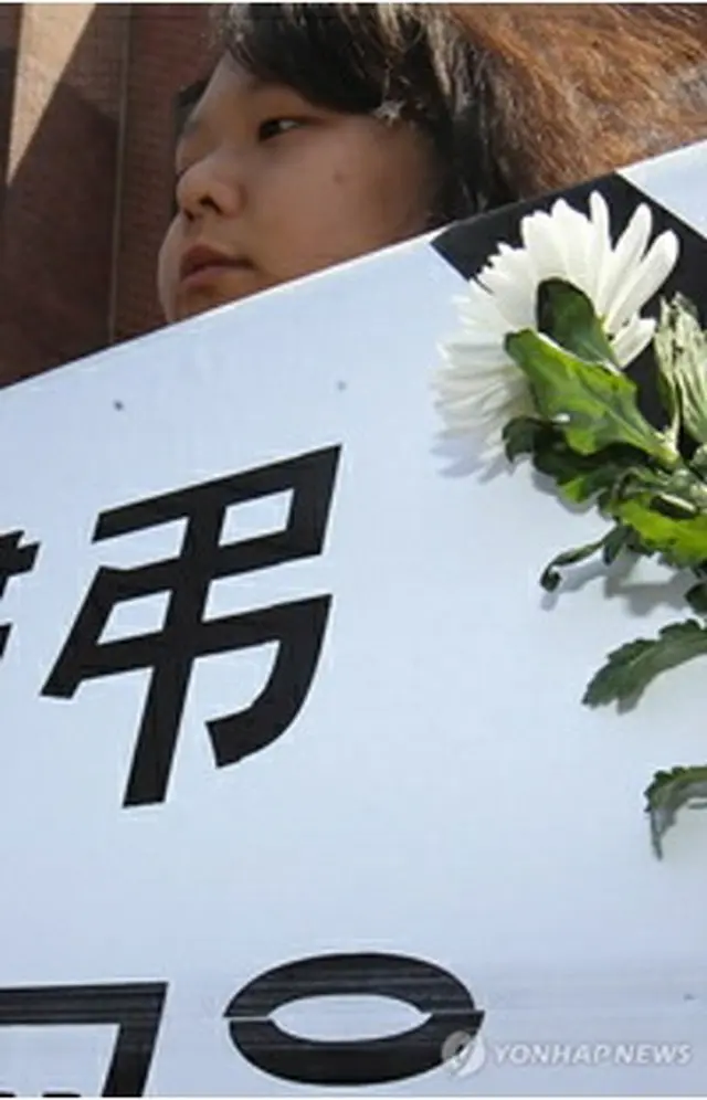 大学生団体などが自殺したＫＡＩＳＴの大学生を追悼する集会を開いている＝１２日、ソウル（聯合ニュース）