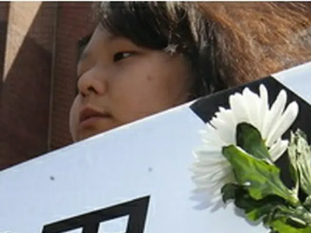 大学生団体などが自殺したＫＡＩＳＴの大学生を追悼する集会を開いている＝１２日、ソウル（聯合ニュース）
