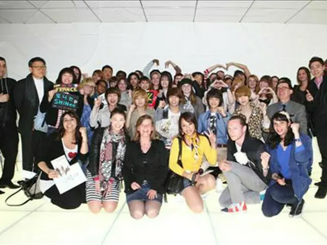 韓国を訪れたフランス人ファンと記念写真を撮る「SHINee」