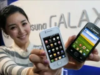 サムスンが普及型スマホ、ギャラクシーGio発売