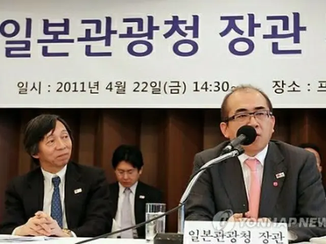 会見を行う溝畑長官（右）と武藤大使＝22日、ソウル（聯合ニュース）