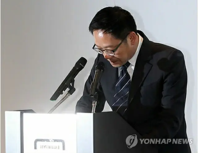 顧客情報流出事件を受け、謝罪する丁太暎社長＝１０日、ソウル（聯合ニュース）