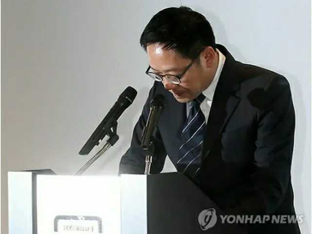 顧客情報流出事件を受け、謝罪する丁太暎社長＝１０日、ソウル（聯合ニュース）