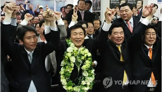 勝利を喜ぶ民主党の孫代表＝27日、ソウル（聯合ニュース）