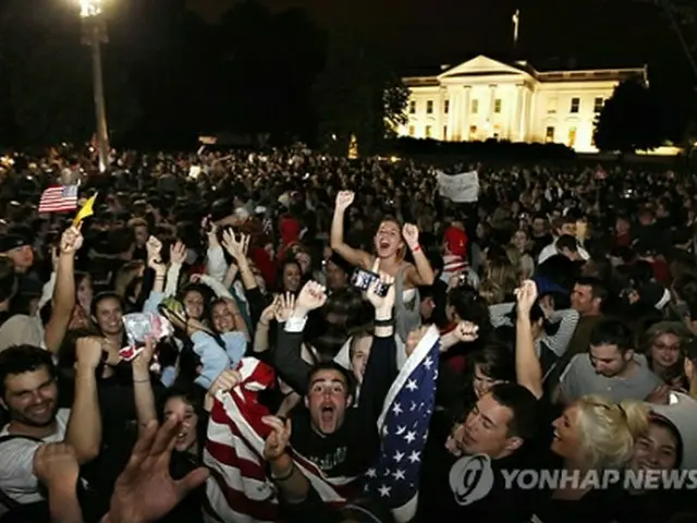 オバマ米大統領がビンラディンの殺害を発表したことを受け、ホワイトハウスの前で歓声を上げる市民ら＝（ＡＰ＝聯合ニュース）