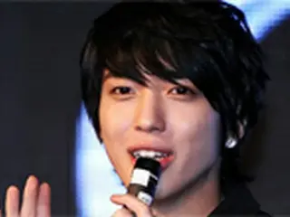 「CNBLUE」ヨンファ　後輩女性デュオにギター贈る