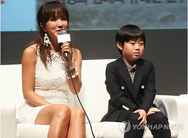 オム・ジョンファ（左）と息子役のイ・ヒョンソク＝2日、ソウル（聯合ニュース）