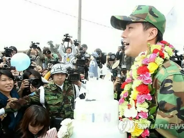 部隊に駆けつけたファンと取材陣の前に姿を現したチョ・インソン＝4日、平沢（聯合ニュース）