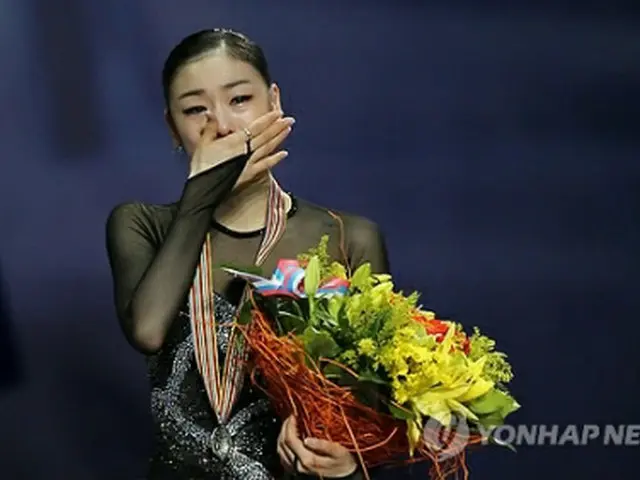 フィギュアスケート世界選手権の授賞式で涙を流す金妍児＝１日、モスクワ（聯合ニュース）