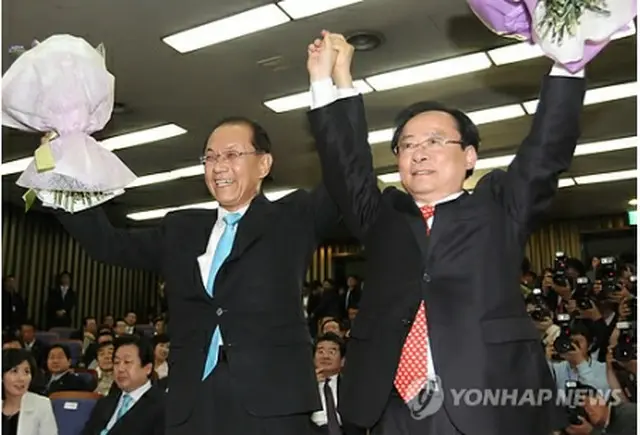 ハンナラ党の新任の院内代表となった黄祐呂議員（左）と政策委員会議長の李柱栄議員＝６日、ソウル（聯合ニュース）