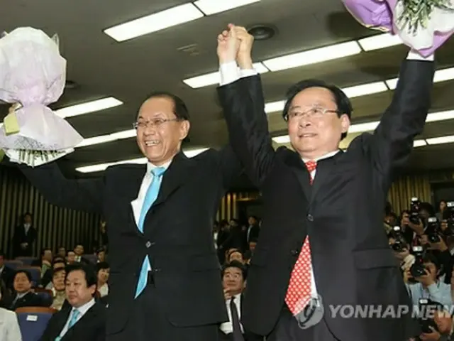 ハンナラ党の新任の院内代表となった黄祐呂議員（左）と政策委員会議長の李柱栄議員＝６日、ソウル（聯合ニュース）