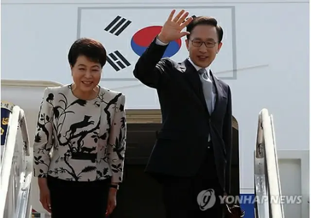 出発前にあいさつする李大統領夫妻＝8日、城南（聯合ニュース）