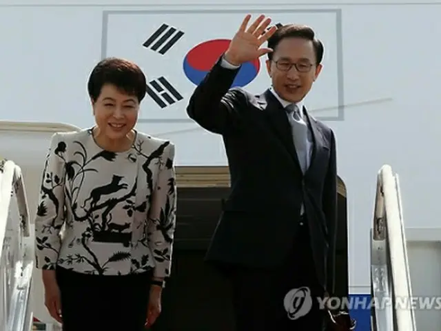 出発前にあいさつする李大統領夫妻＝8日、城南（聯合ニュース）